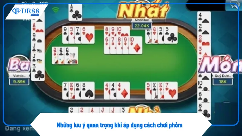 Lựa chọn lá bài đánh phù hợp để tạo phỏm và ngăn đối thủ ăn bài